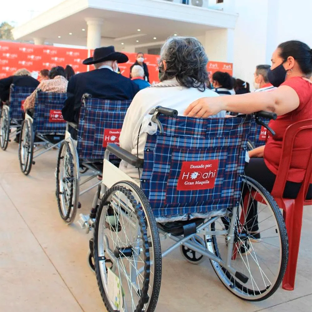 Entrega de sillas de ruedas a familias del barrio